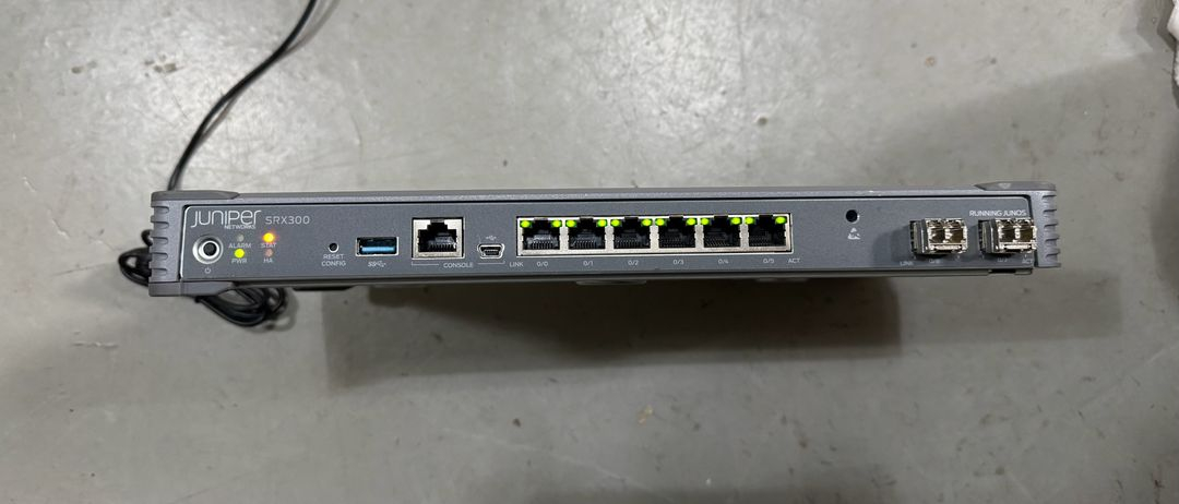 Juniper SRX300 방화벽 VPN 라우터 / 광포트 2개--3