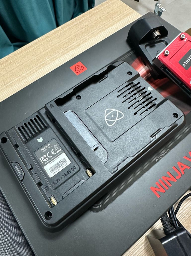 아토모스 닌자 V+ (atomos Ninja V+) 풀박스 이미지