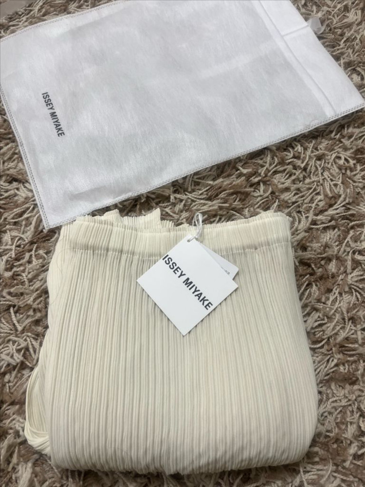 이세이미야케 해칭 스커트 오프화이트--1