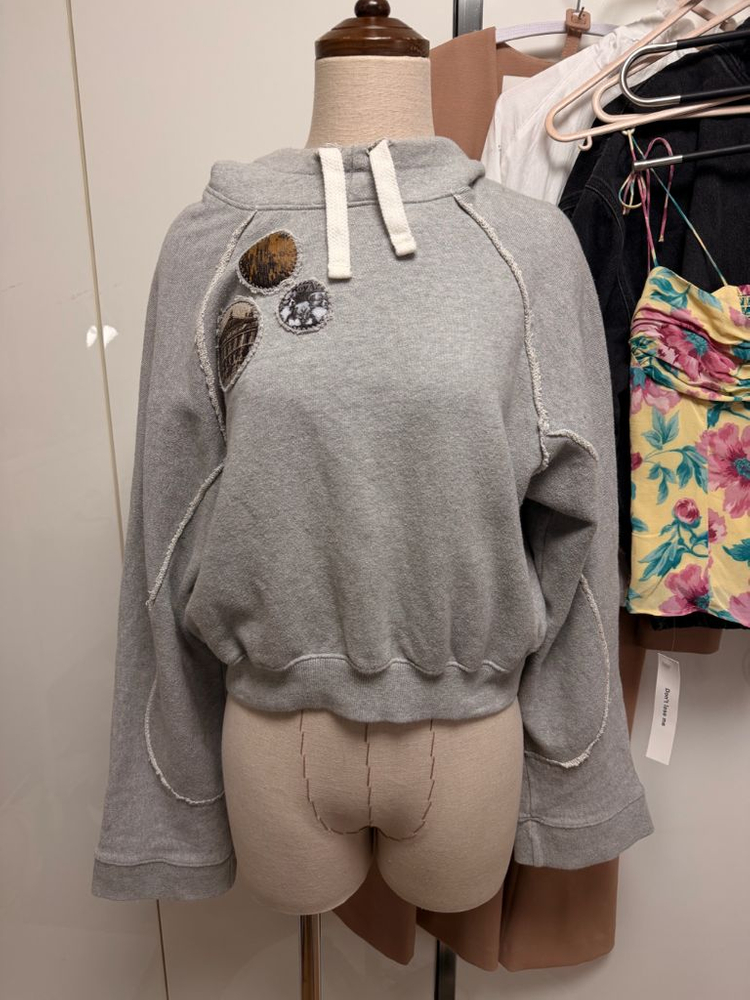 오픈와이와이 레글런 크롭 후디 그레이 패치 후드티--4