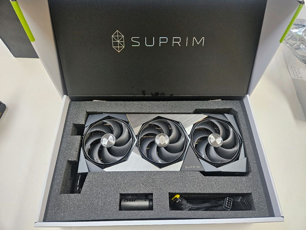 MSI RTX 5090 슈프림 SOC하이퍼프로저--1