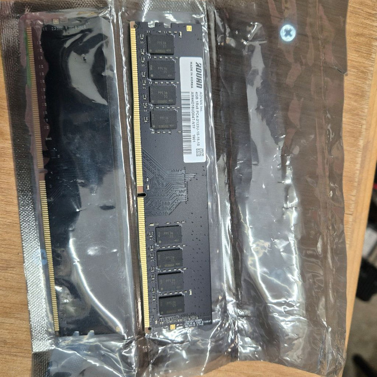DDR4 데스크탑 램 여러 개 판매합니다- 삼성 DDR4 8GB 1Rx8 PC4-2400T-UA2-111개--1