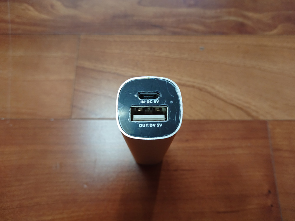 새상품급/ 유니클로 한정판 미니 외장 배터리--3