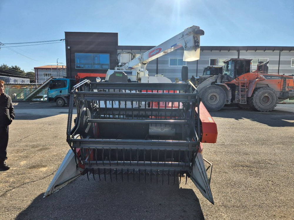 콩콤바인 구보다 ARH380 범용콤바인 이미지