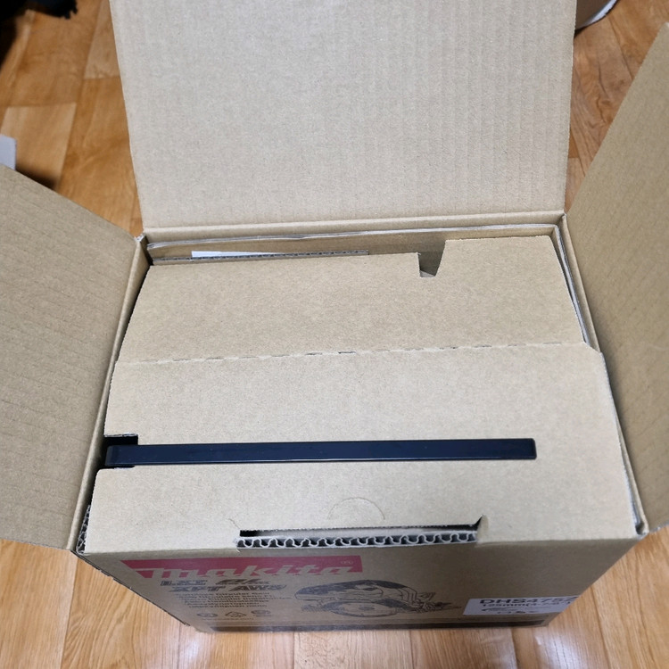 마끼다 충전원형톱 DHS485 본체만--1