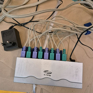 NETmate IC-714-IW KVM 스위치입니다- 4대의 PC를 하나의 키보드, 마우스, 모니터로 제어할 수 있