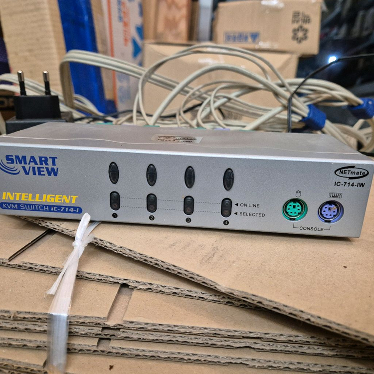 NETmate IC-714-IW KVM 스위치입니다- 4대의 PC를 하나의 키보드, 마우스, 모니터로 제어할 수 있--1