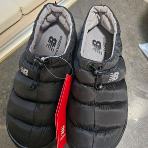 새상품 뉴발란스 슬리핑 모크 V2 블랙 260 팝니다