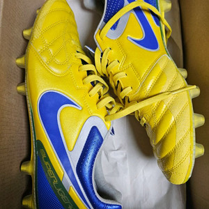 새상품 나이키 슈퍼리게라 축구화 브라질 260 사이즈 팝니다