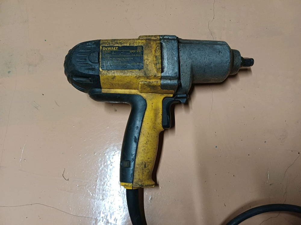 디월트 전기 임팩렌치 판매해요 이미지