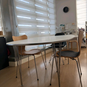 프리츠한센 식탁 1700