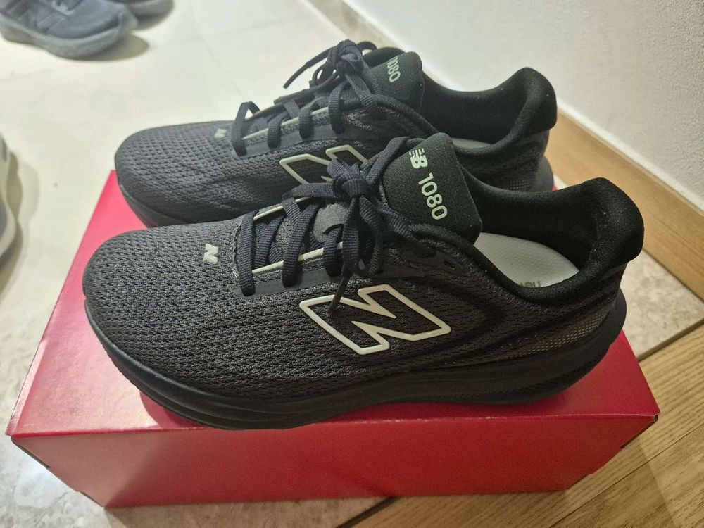 뉴발란스 1080 v15 240사이즈--1