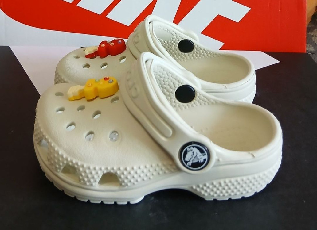 크록스c6 130 정품지비츠포함 거의새거--1