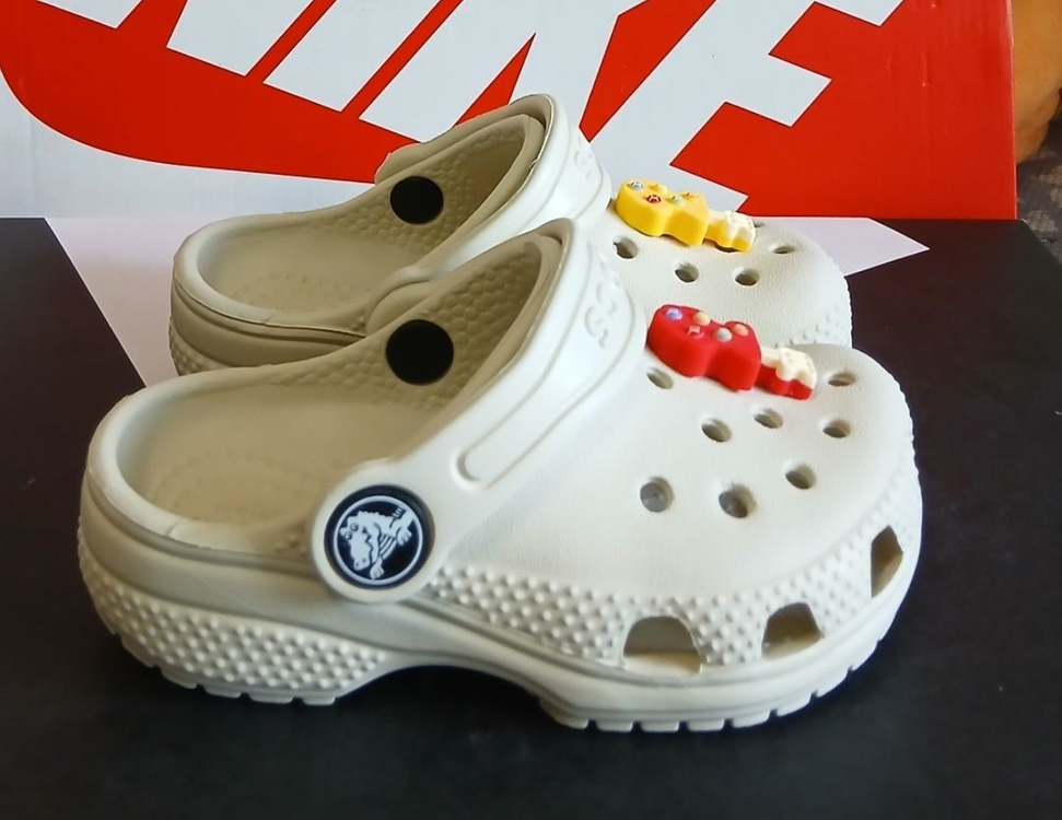 크록스c6 130 정품지비츠포함 거의새거--2