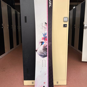 2324 AVEL 162 원티 화이트캣 스노우보드 데크 팝니다.