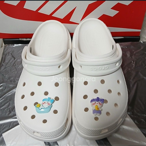 크록스정품235 w6 클래식플랫폼 지비츠포함