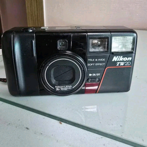니콘 TW2D 필름 카메라입니다
