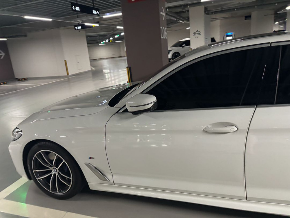 22년식 bmw 5시리즈 520i M스포츠팩--1