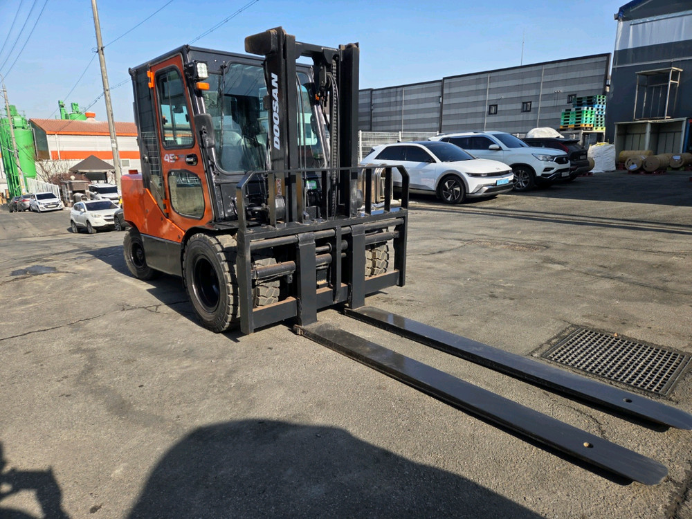 특특A급 두산 4.5톤 중고지게차 17년식 2000시간대 풀옵션 디젤지게차 2800만원--2