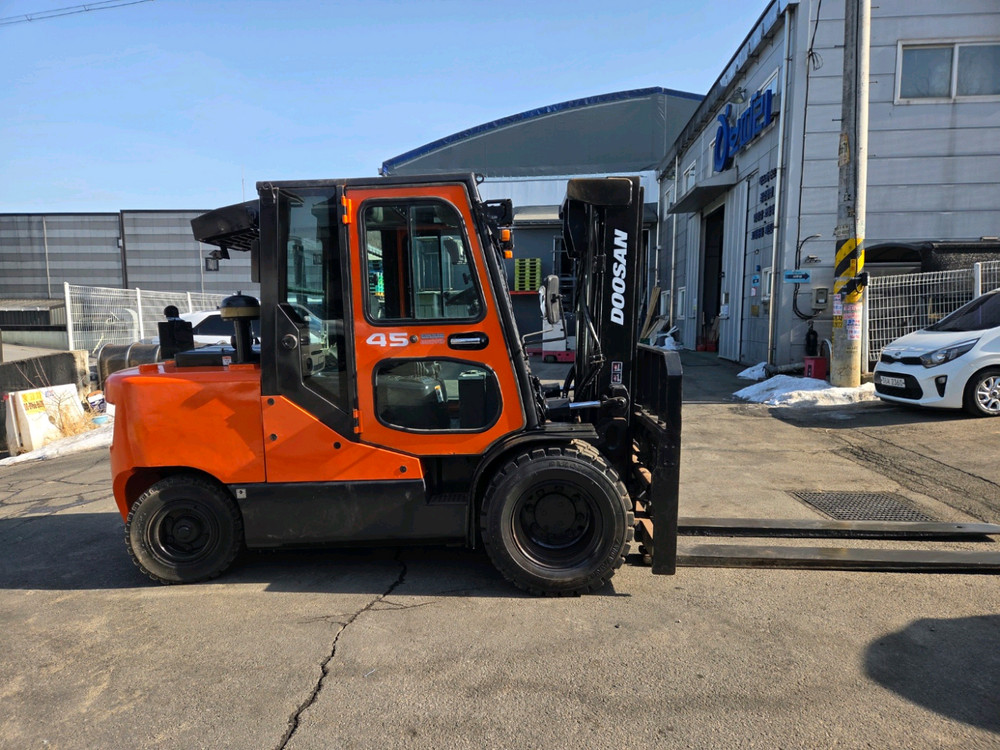 특특A급 두산 4.5톤 중고지게차 17년식 2000시간대 풀옵션 디젤지게차 2800만원--3