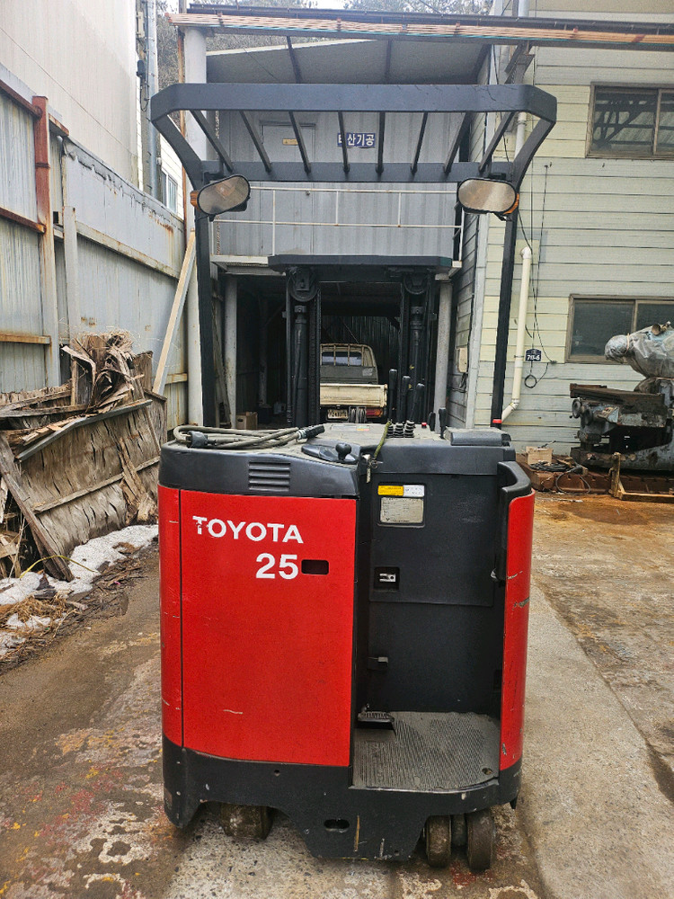 도요타2.5톤 입식 전동지게차--1