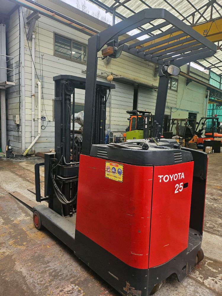 도요타2.5톤 입식 전동지게차--2
