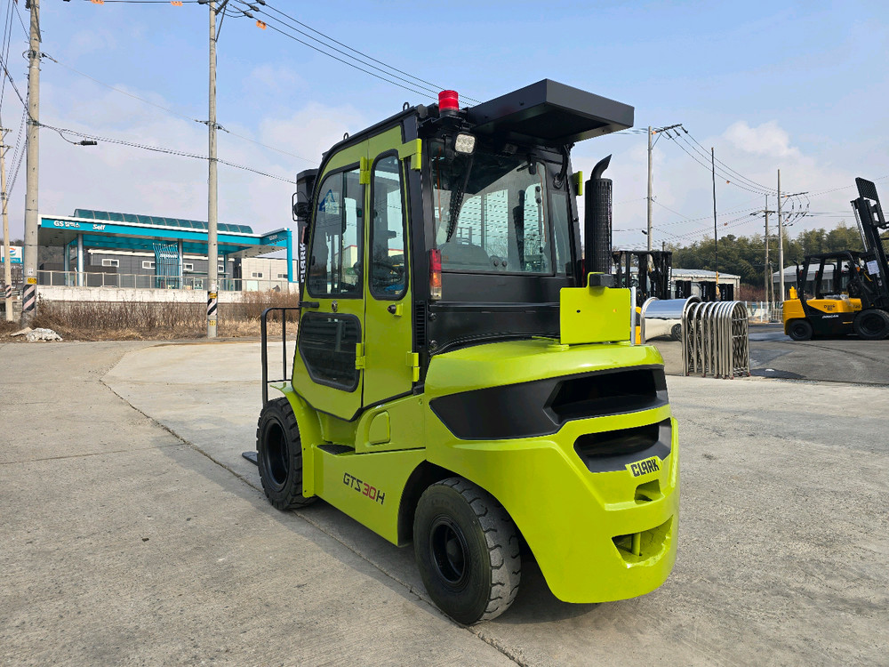 특A급 중고지게차 클라크 3톤 3단 18년식 디젤지게차 2000만원 싸게 팝니다.--2