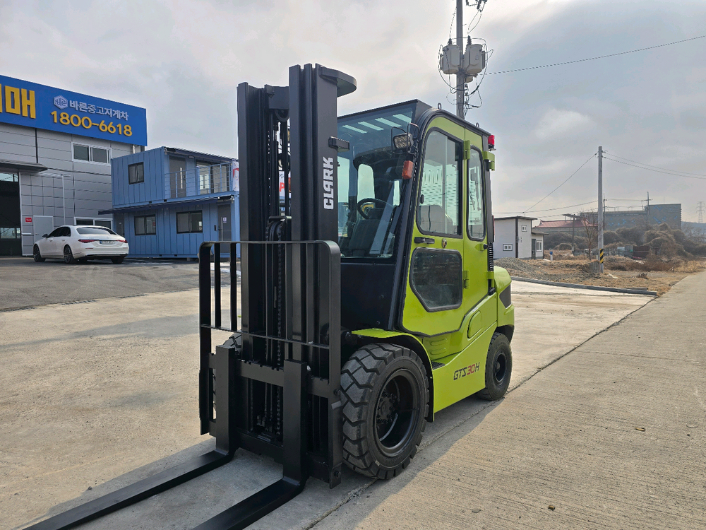 특A급 중고지게차 클라크 3톤 3단 18년식 디젤지게차 2000만원 싸게 팝니다.--3