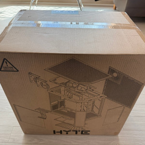 HYTE Y70 Touch Infinite 블랙 색상 판매합니다.