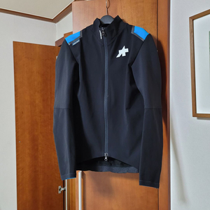 아소스 이큅 RS 윈터 재킷 조다