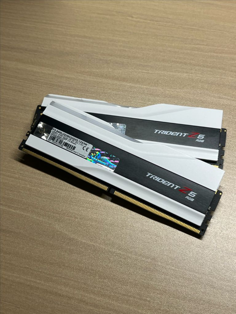 지스킬 DDR5 6400 CL32 TRIDENT Z5 화이트64GB(32Gx2)--1