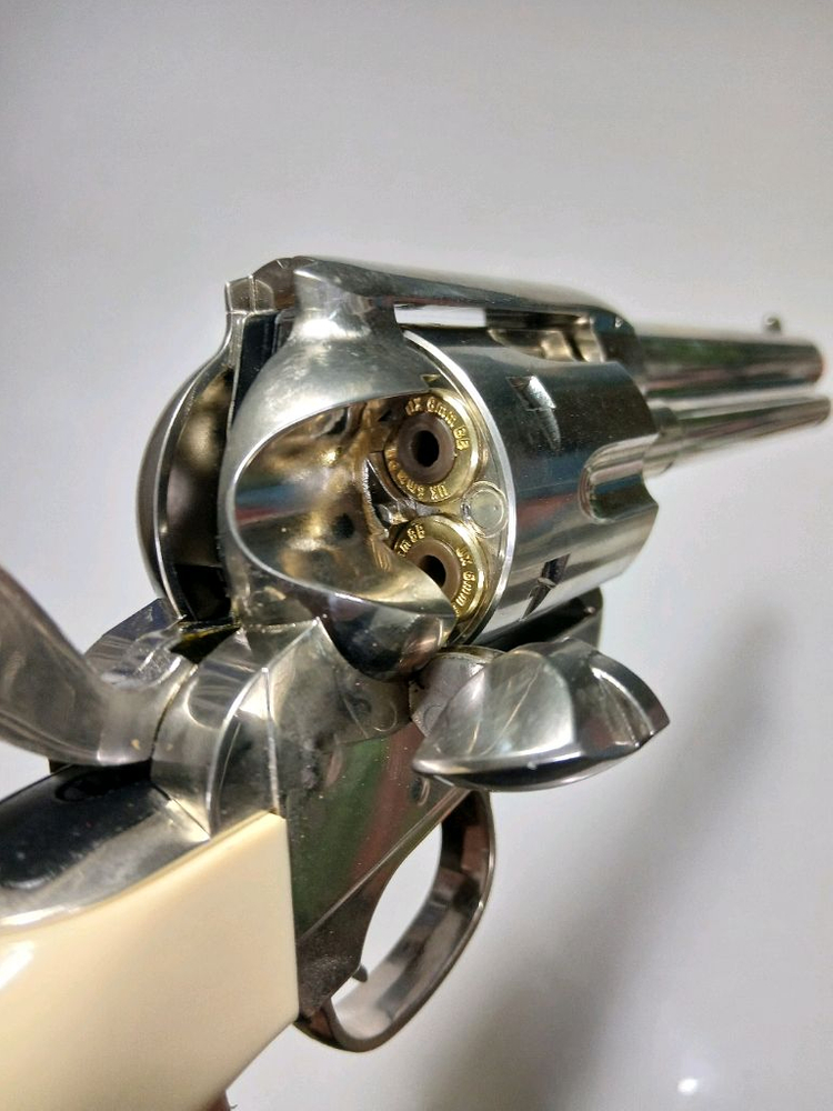 리볼버 모델건 이미지