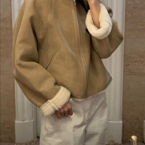 베르가못 파운드 무스탕(더바넷시에시야쥬시엔느르플레인타낫온드민레이지샵드파운드폴로)