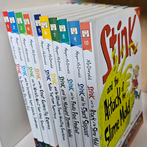 Stink 챕터북 시리즈 10권 세트입니다아이들이 재밌게 읽을 수 있는 영어 원서입니다.상태 좋아요.음원같이 보냅니