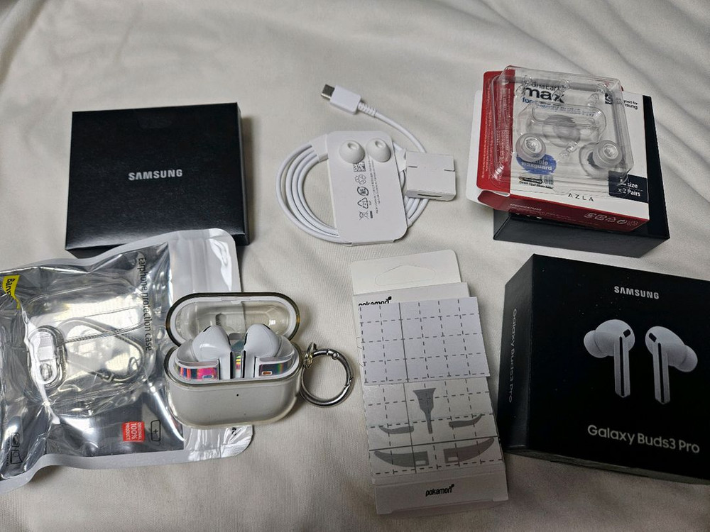 버즈3프로 화이트 + 케이스 + 아즈라 맥스 이어팁 + 철가루 방지 스티커--1