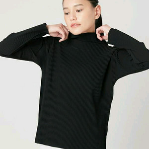 이세이미야케 미 파인니트 베이직 터틀넥 탑