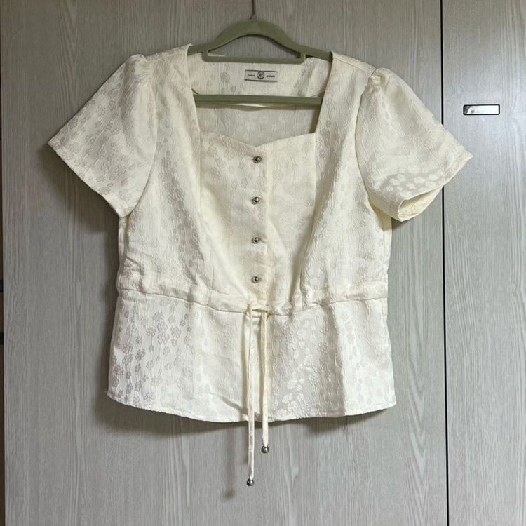 리리앤코 자가드 스트링 블라우스 이미지