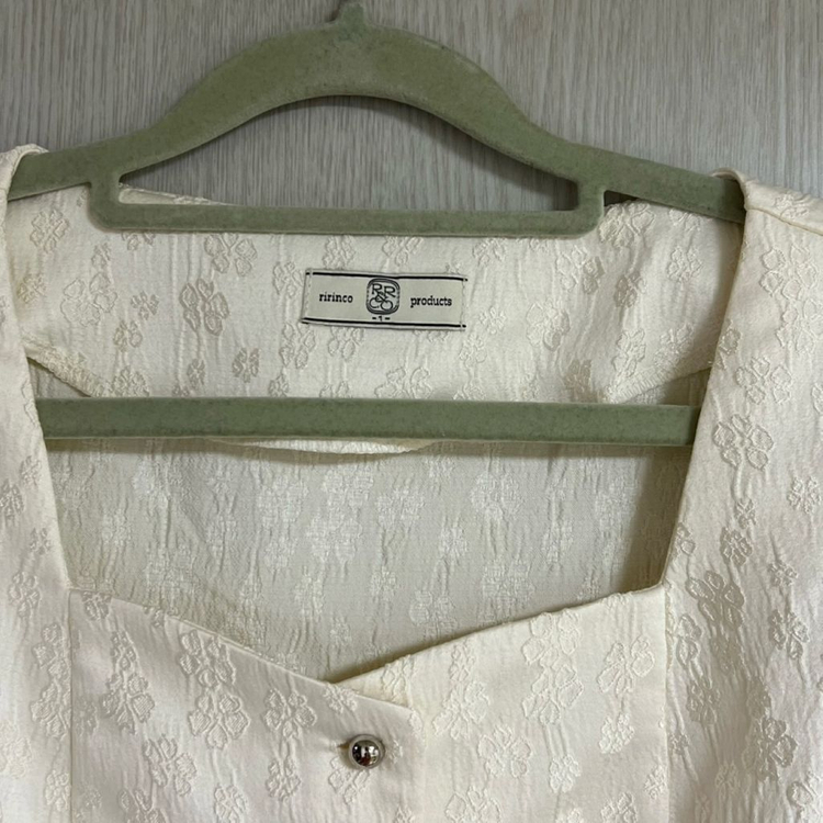 리리앤코 자가드 스트링 블라우스 이미지