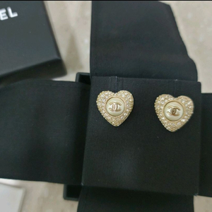 샤넬 파베 하트 귀걸이