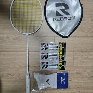 새상품l택포] 레드썬 쉐이프 SG 5U 공격형 배드민턴라켓 판매합니다.