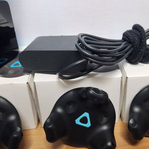 바이브 트래커 2.0 (VIVE) 3개 + 베이스 스테이션 1개