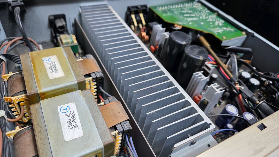 인켈 AX-7RA 인티앰프 초기형 모델입니다--5