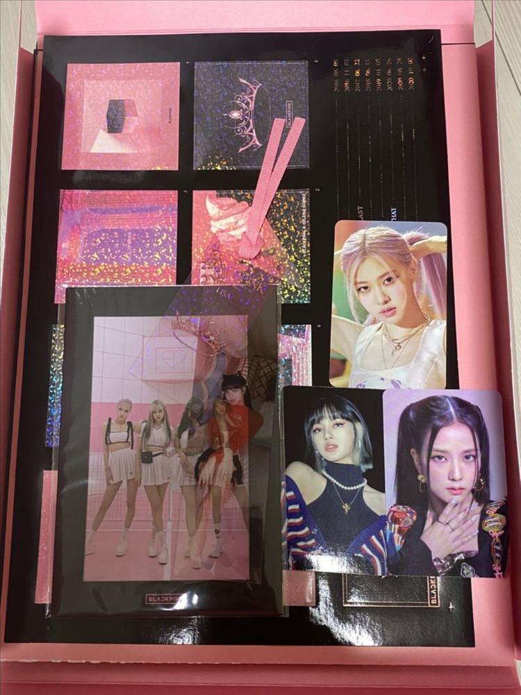 블랙핑크 4+1 5주년 포토북--1