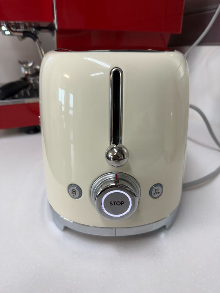 SMEG 2구 토스터기 크림색상 이미지