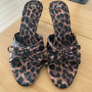 새상품 자라 레오파드 뮬 슬리퍼 힐 EU37 / 7cm