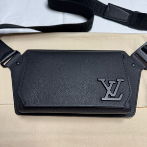 루이비통 M57081 블랙 그레인 에어로그램 슬링백