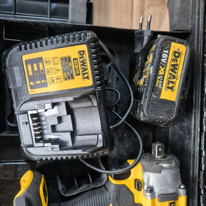 디월트 dcf922 충전 임팩트렌치 세트