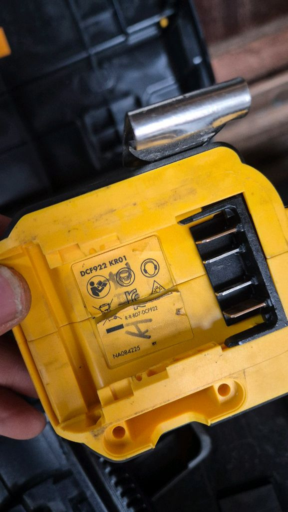 디월트 dcf922 충전 임팩트렌치 세트--1