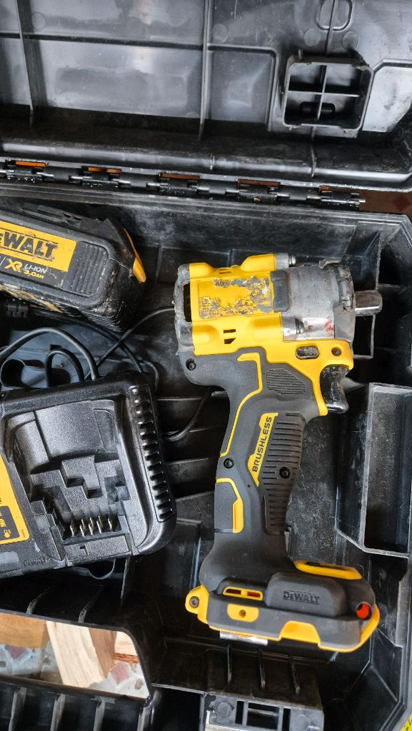 디월트 dcf922 충전 임팩트렌치 세트--2