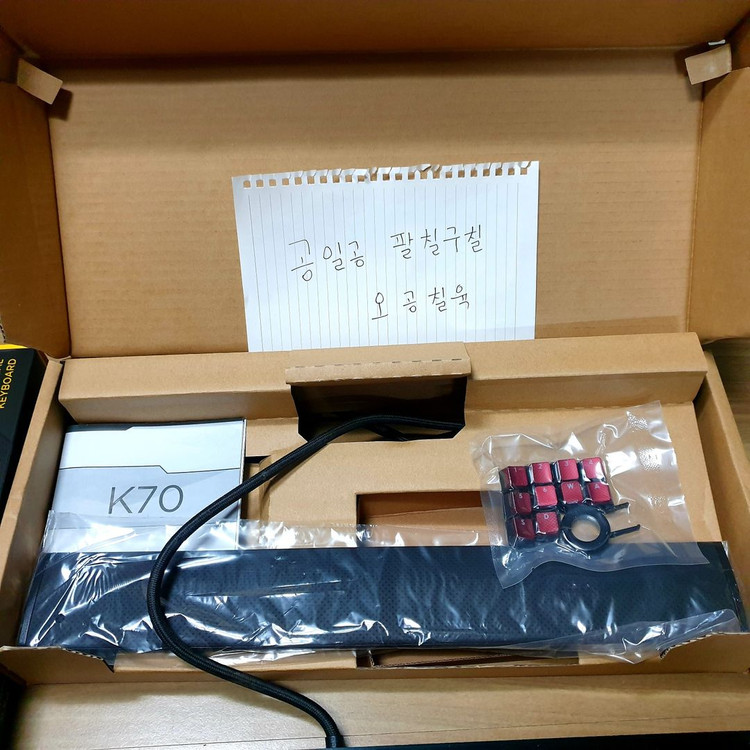 풀박스 명품 커세어k70 청축키보드 7만2천에 싸게 저렴하게 팝니다.(박스및 구성품 포함/ 팜레스트+정품FPS여분 이미지